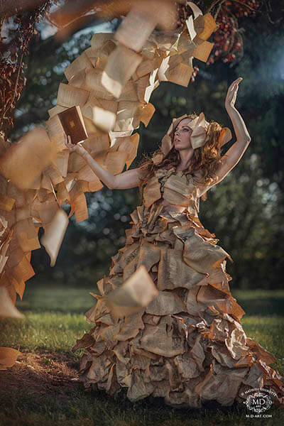 portrait mode beauté fantasy femme en robe de pages et livre