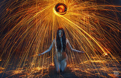 femme nue en urbex avec étincelles et lumière