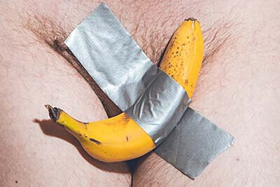 photo banane scotchée sur le pubis art