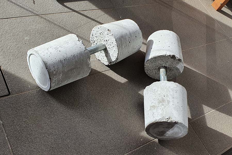 haltères en béton maison pour se muscler pendant le confinement