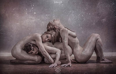 trois femmes nues au corps peint