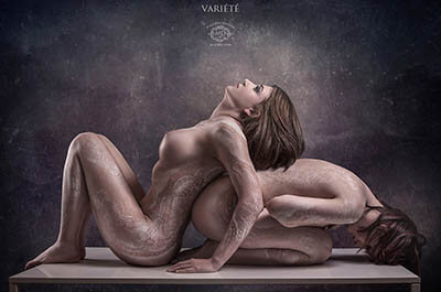photo artistique de femmes nues posant avec peinture sur corps