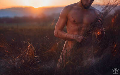 homme nu dans la nature avec coucher de soleil