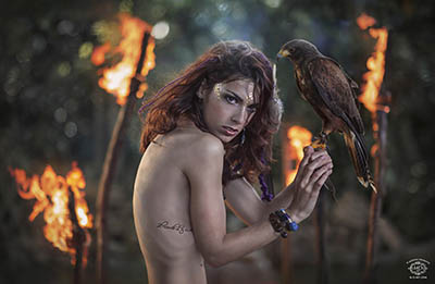 portrait de femme sauvage avec un oiseau et du feu