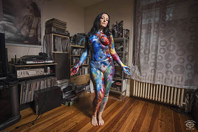 bodypainting chez une jeune femme avec couleur