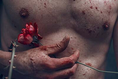 autoportrait nu d'un photographe amoureux qui souffre avec rose et épines
