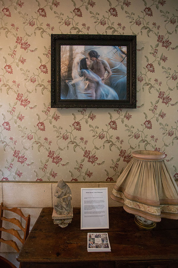 expo photo avec cadre ancien en bois