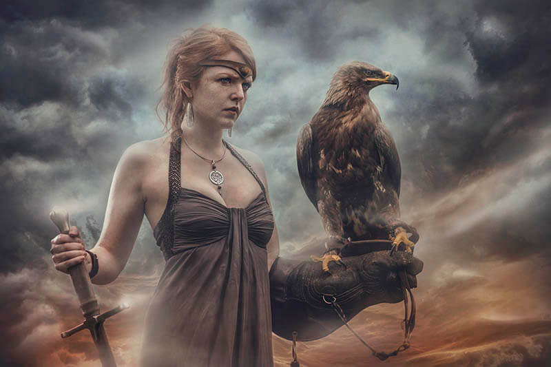 photo femme chevalier épée et aigle fantasy medieval