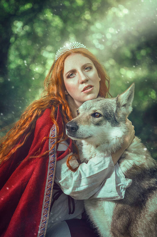 princesse avec cape rouge et chien loup dans la nature