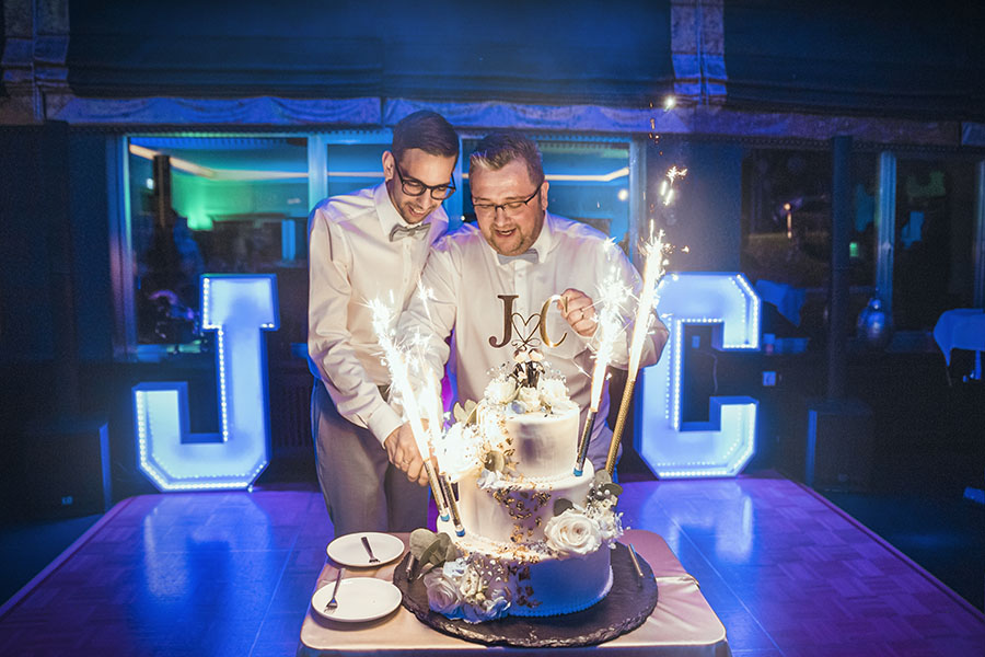 mariage d'hommes élégants