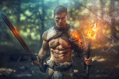 photo fantasy d'un cosplay guerrier incroyable d'un homme avec épée et torche de feu