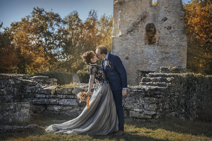 photo de mariage en automne et mariés heureux