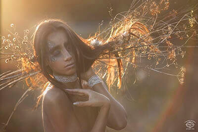 portrait d'une belle fille dans la nature avec coucher de soleil