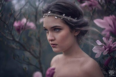 portrait mode beauté de jeune fille dans les fleurs